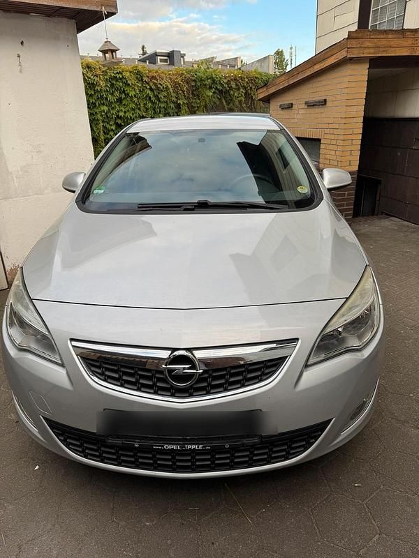 Grau Gebraucht 2011 Opel Astra Limousine | 4.000 € (Guter Preis) - Bild 1/4