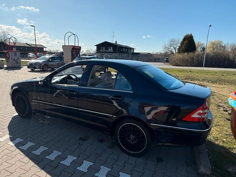 Gebraucht Mercedes C180 143 PS (105 kW) 2004 Schwarz Limousine