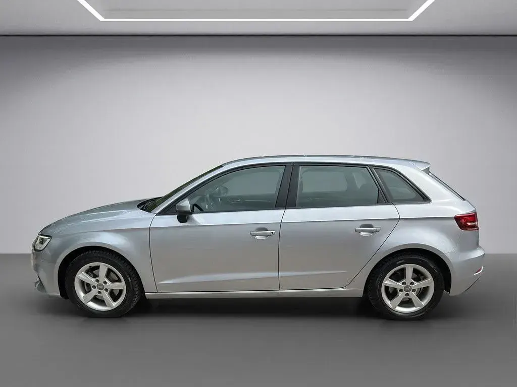 Używany Audi A3 Design 116 KM (85 kW) 2017 Srebrny Sedan/Limuzyna