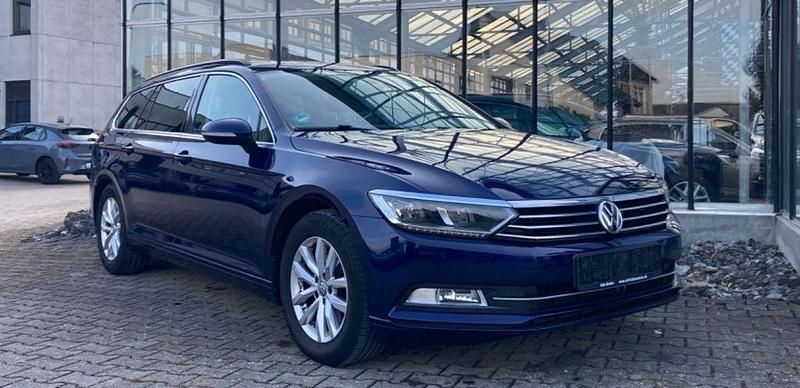 Blau Gebraucht 2019 VW Passat Comfortline Kombi | 15.980 € (Fairer Preis) - Bild 1/4