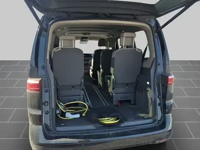 Gebraucht VW Multivan Basis 218 PS (160 kW) 2023 Schwarz Van / Kleinbus