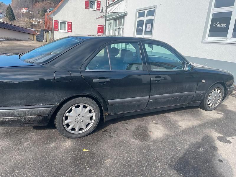 Gebraucht Mercedes E240 175 PS (128 kW) 1998 Schwarz Limousine