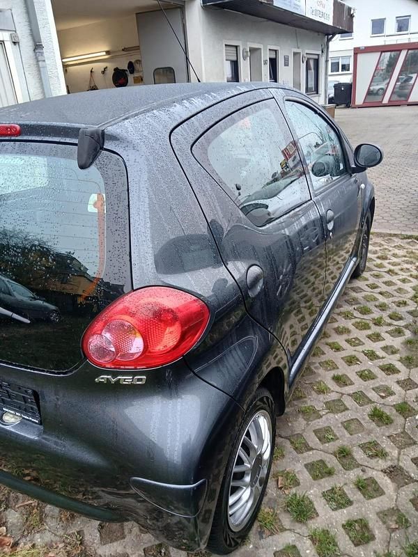 Gebraucht Toyota Aygo 68 PS (50 kW) 2008 Grau Kleinwagen