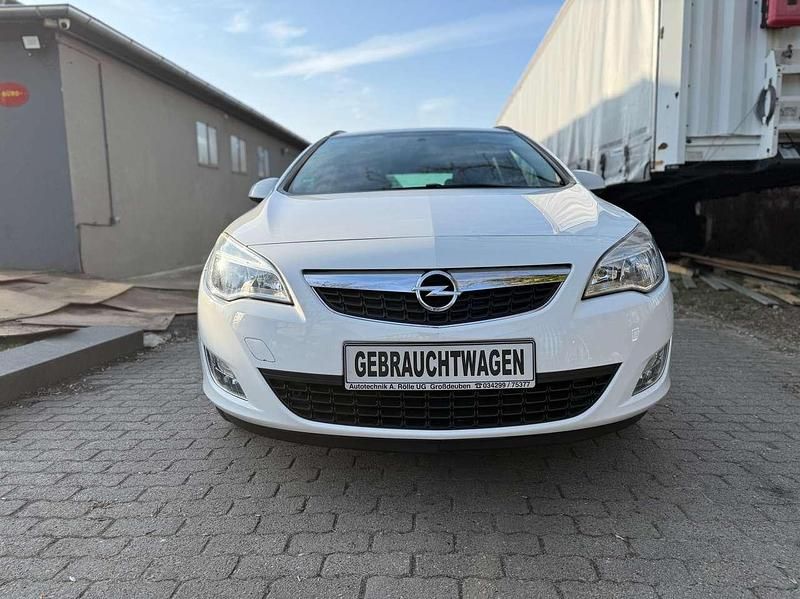 Gebraucht Opel Astra Design Edition 140 PS (102 kW) 2011 Weiß Kombi