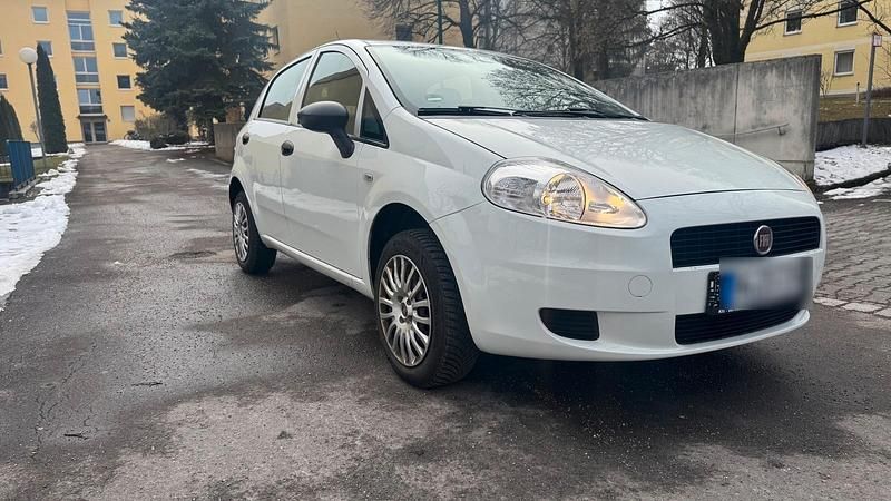 Gebraucht Fiat Grande Punto Basis 69 PS (50 kW) 2013 Weiß Kleinwagen