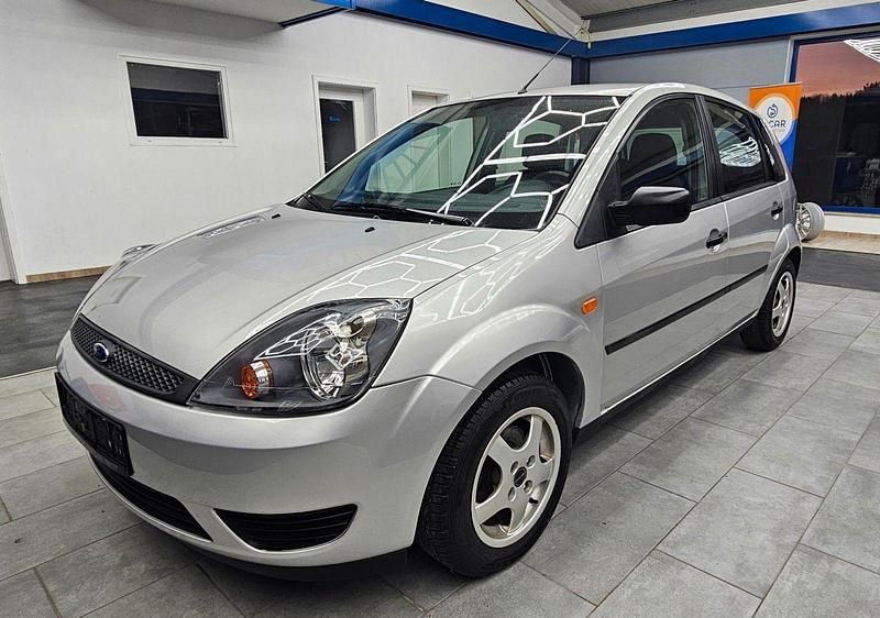 Silber Gebraucht 2004 Ford Fiesta Trend Kleinwagen | 2.490 € (Fairer Preis) - Bild 1/4