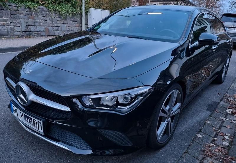 Schwarz Gebraucht 2019 Mercedes CLA180 Shooting Brake Kombi | 21.900 € (Guter Preis) - Bild 1/4