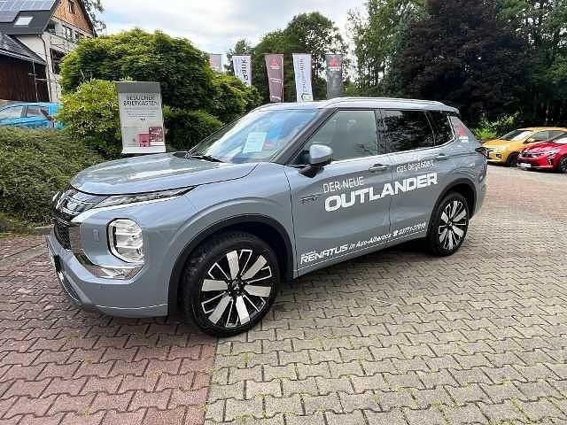 Grau Gebraucht 2025 Mitsubishi Outlander P-HEV Top SUV | 56.990 € - Bild 1/4