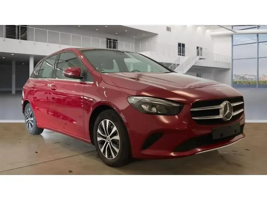 Gebraucht Mercedes 180 116 PS (85 kW) 2022 Rot (metallic) Limousine