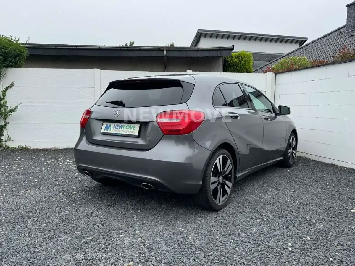 Gebraucht Mercedes A200 Night 156 PS (114 kW) 2015 Mountaingrau Limousine