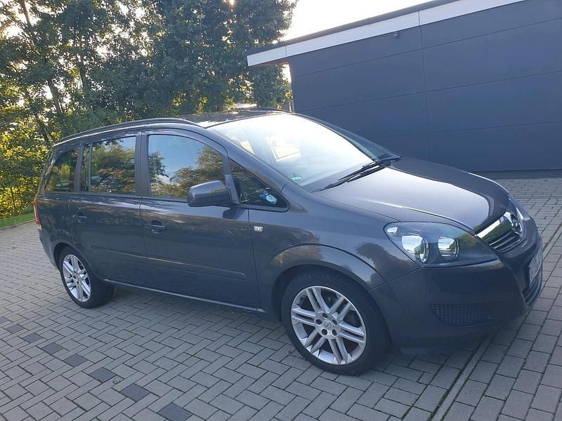 Grau Gebraucht 2014 Opel Zafira Van / Kleinbus | 5.250 € (Guter Preis) - Bild 1/4