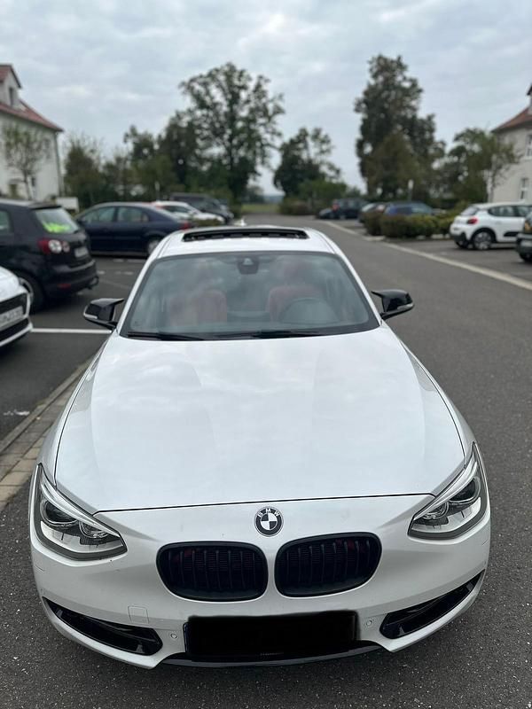Weiß Gebraucht 2012 BMW 120 Sport Line Kleinwagen | 8.800 € (Fairer Preis) - Bild 1/4