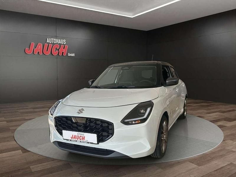 Pure/ mineral gray metallic Neu 2025 Suzuki Swift Comfort Kleinwagen | 21.590 € - Bild 1/4