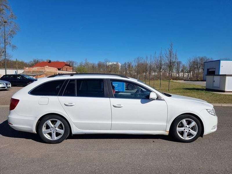 Gebraucht Skoda Superb GreenLine 105 PS (77 kW) 2012 Weiß Kombi