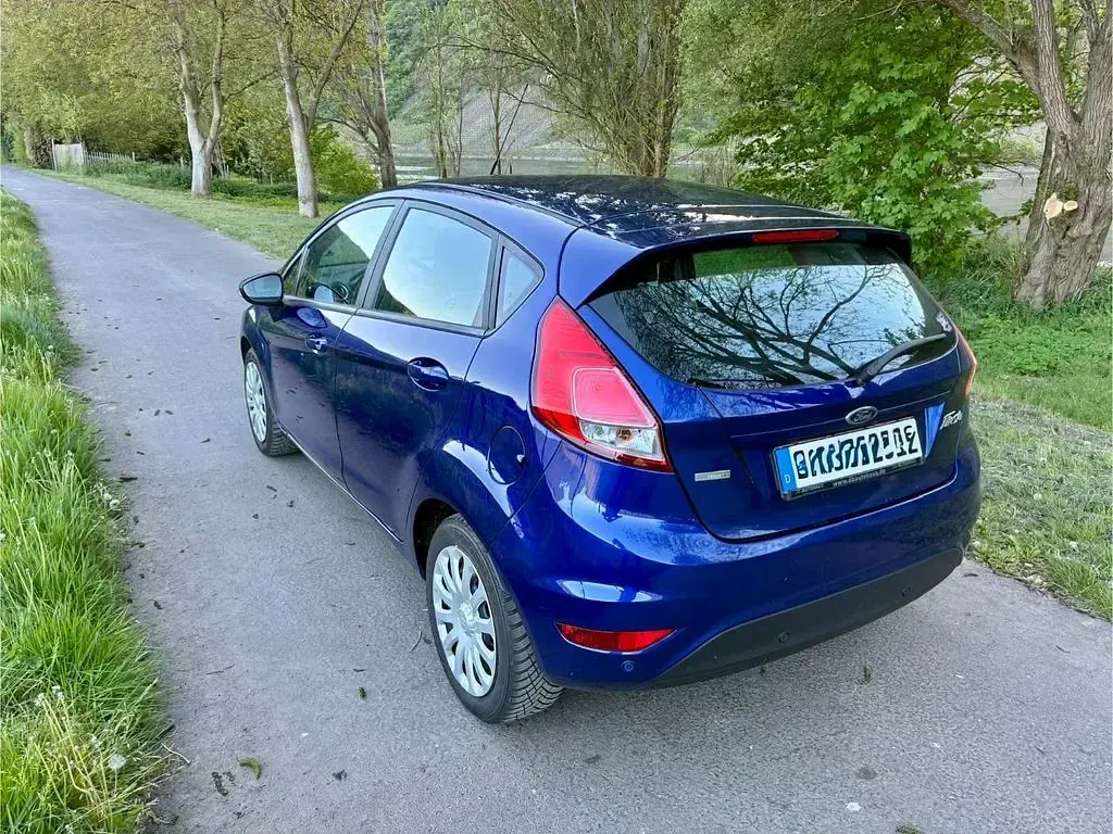 Usata Ford Fiesta Trend 101 CV (74 kW) 2016 Blu Utilitaria