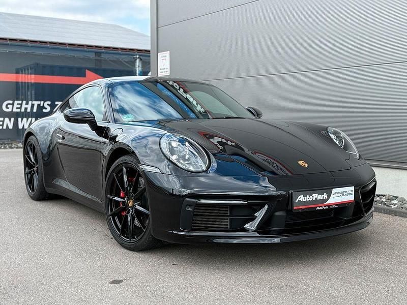 Tiefschwarzmetallic (metallic) Gebraucht 2021 Porsche 911 Carrera 4S Coupé | 129.970 € (Fairer Preis) - Bild 1/4