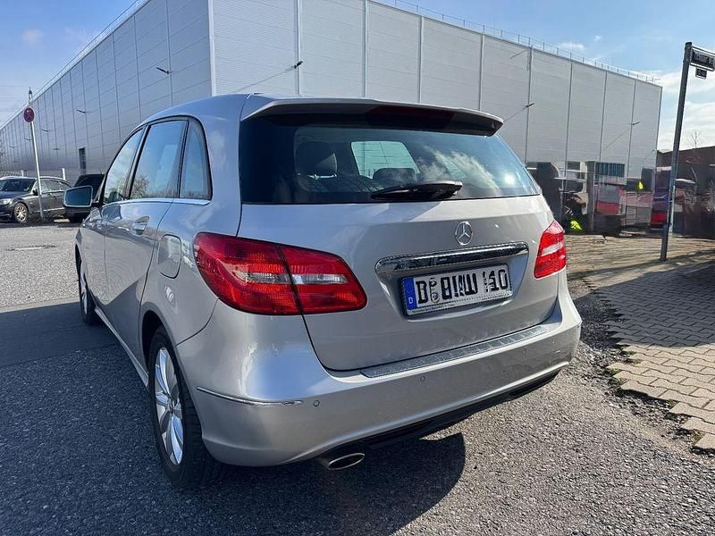 Gebraucht Mercedes B180 122 PS (89 kW) 2012 Silber Van / Kleinbus