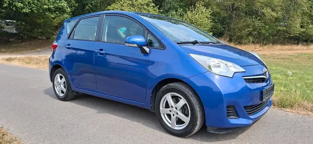 Gebraucht Toyota Verso-S 99 PS (72 kW) 2011 Blau Van / Kleinbus