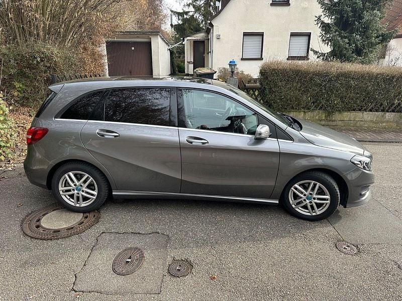 Usata Mercedes B220 Urban 177 CV (130 kW) 2017 Grigio Monovolume
