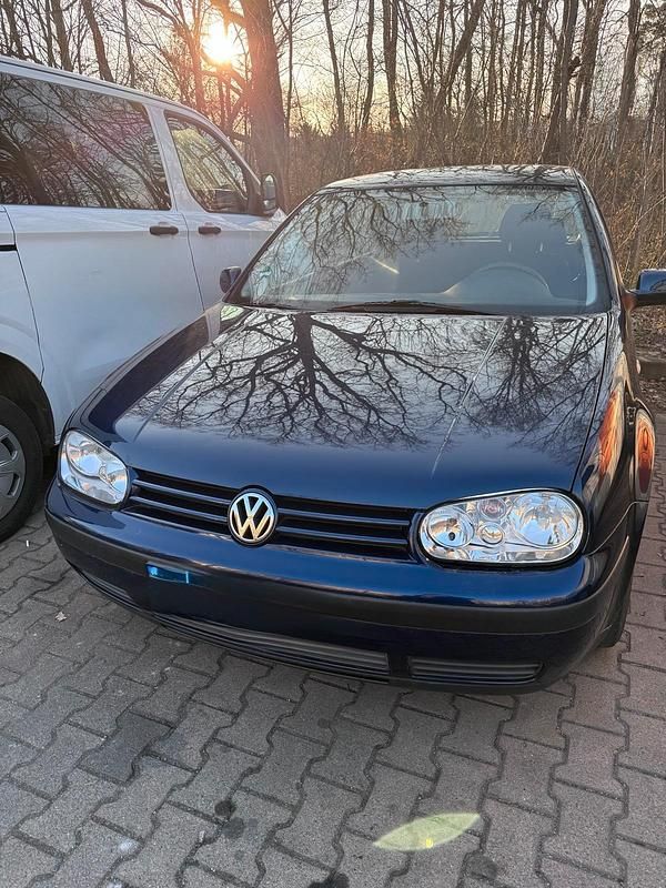 Blau Gebraucht 2001 VW Golf IV Kleinwagen | 2.200 € (Etwas zu teuer) - Bild 1/3