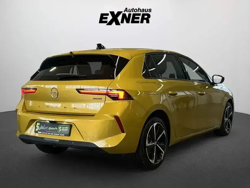 Usado Opel Astra Edition 181 HP (133 kW) 2022 Amarelo Sedan