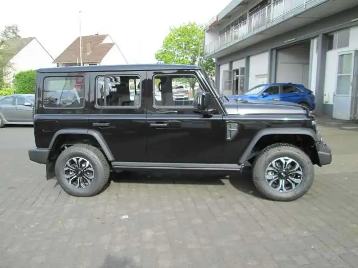 Neu BAW 212 166 PS (122 kW) 2025 Schwarz SUV