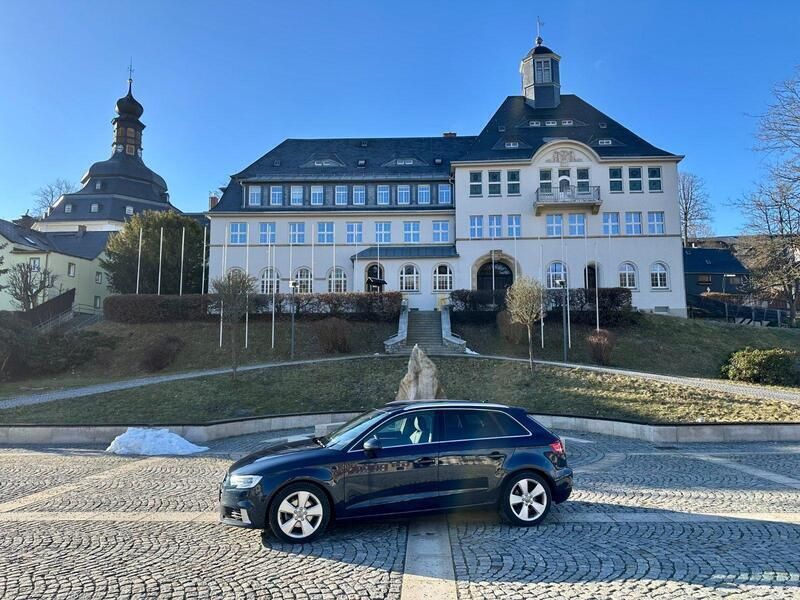 Blau Gebraucht 2018 Audi A3 Sportback Sport Kombi | 17.499 € (Guter Preis) - Bild 1/4