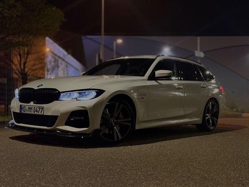 Weiß Gebraucht 2021 BMW 330e M Sport Kombi | 26.900 € (Superpreis) - Bild 1/4