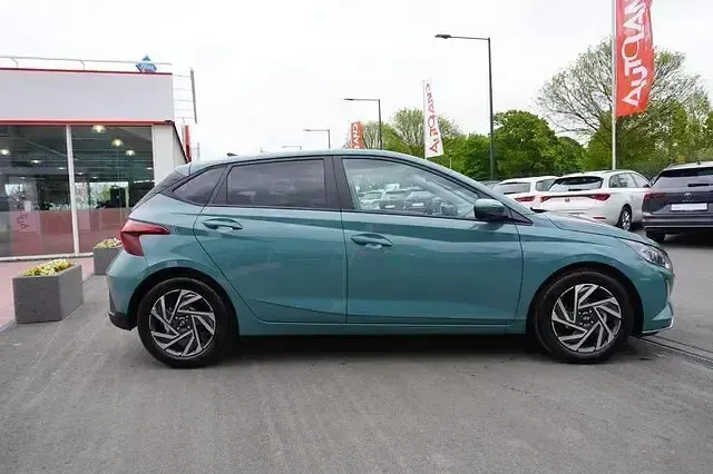 Neu Hyundai i20 79 PS (58 kW) 2025 Mangrovegreenmet. Kleinwagen