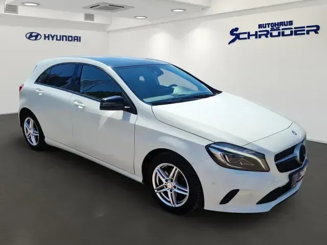 Gebraucht Mercedes A180 122 PS (89 kW) 2016 Weiss Kleinwagen