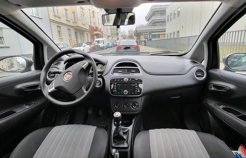 Blau Gebraucht 2018 Fiat Punto Kleinwagen | 6.490 € (Etwas zu teuer) - Bild 1/4