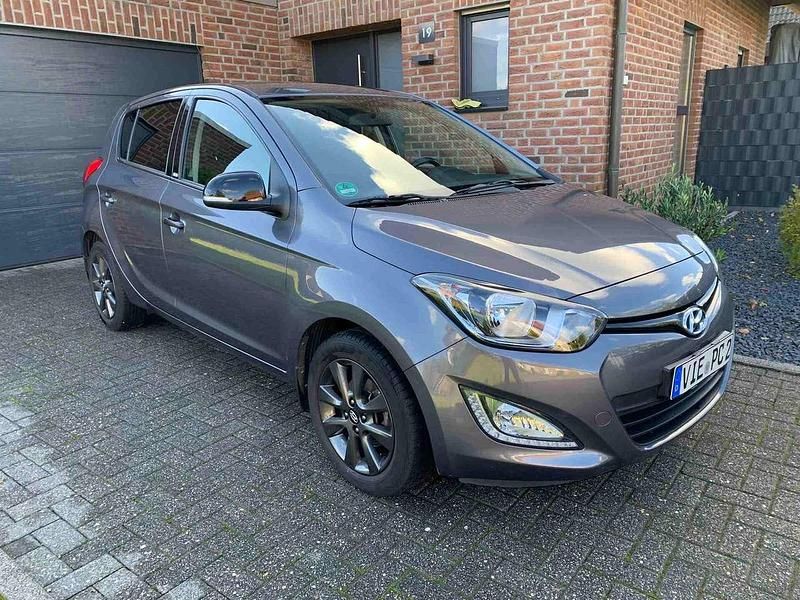 Gebraucht Hyundai i20 Edition 86 PS (63 kW) 2014 Grau Kleinwagen
