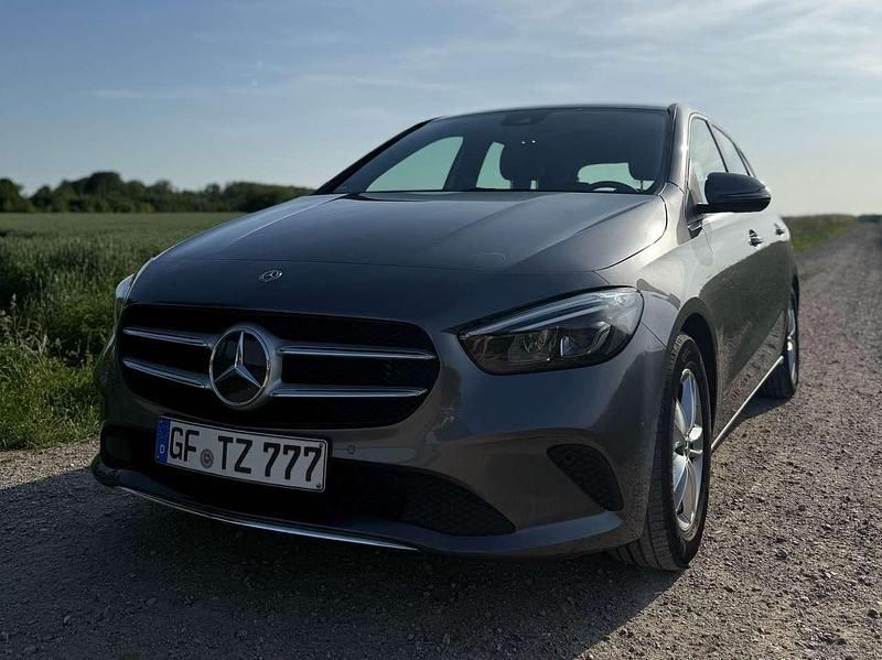 Grau Gebraucht 2019 Mercedes B180 Van / Kleinbus | 17.300 € (Superpreis) - Bild 1/4