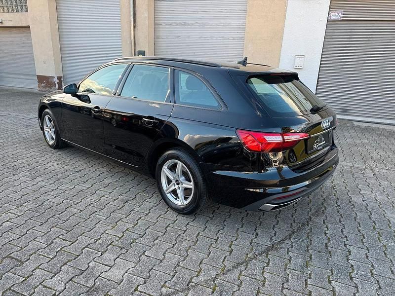 Gebraucht Audi A4 163 PS (119 kW) 2022 Schwarz Kombi