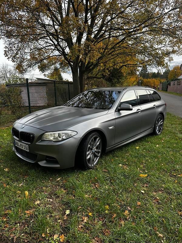 Grau Gebraucht 2012 BMW M550 Limousine | 14.449 € (Etwas zu teuer) - Bild 1/4