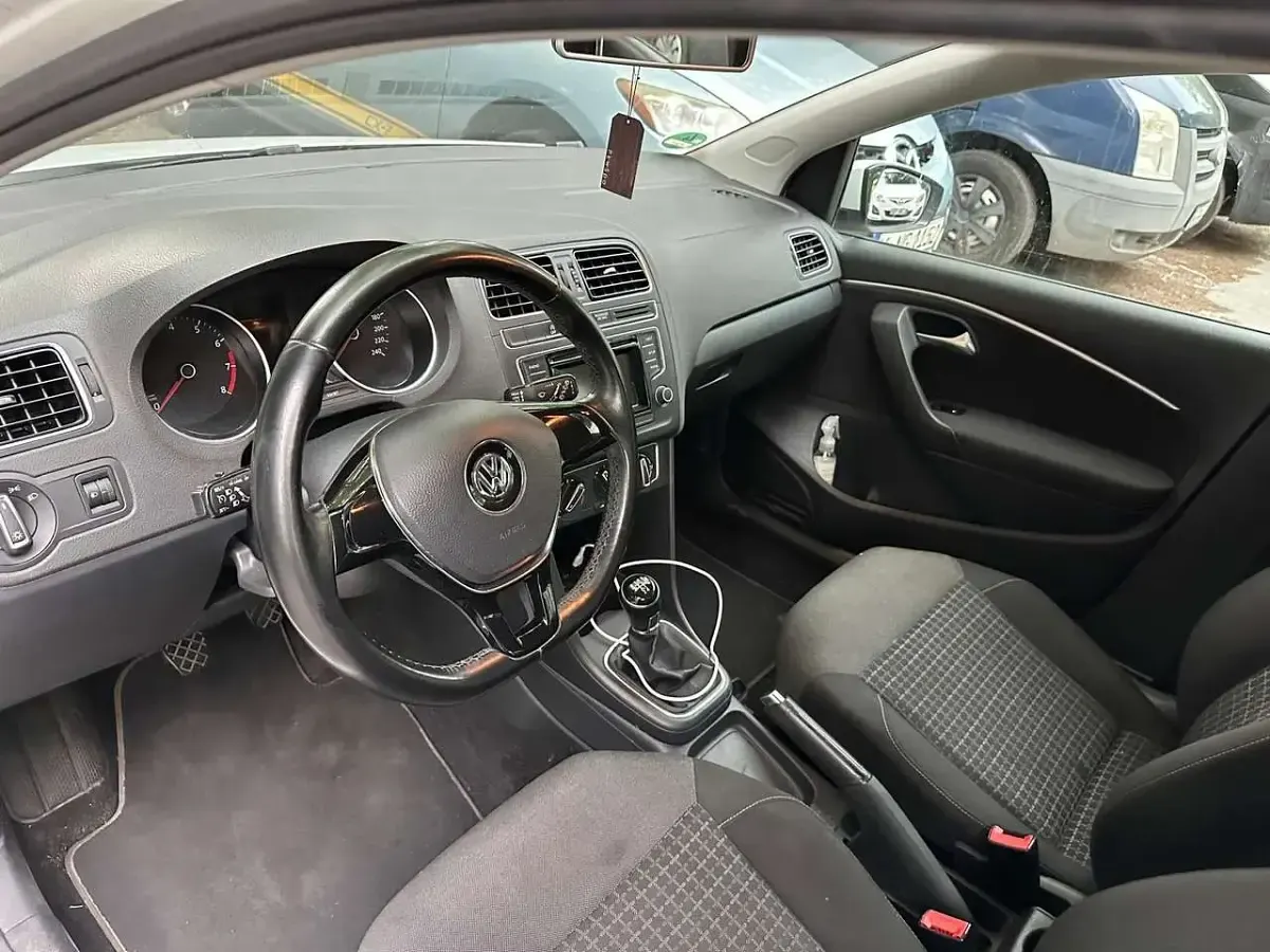 Gebraucht VW Polo Comfortline 90 PS (66 kW) 2016 Weiß Limousine