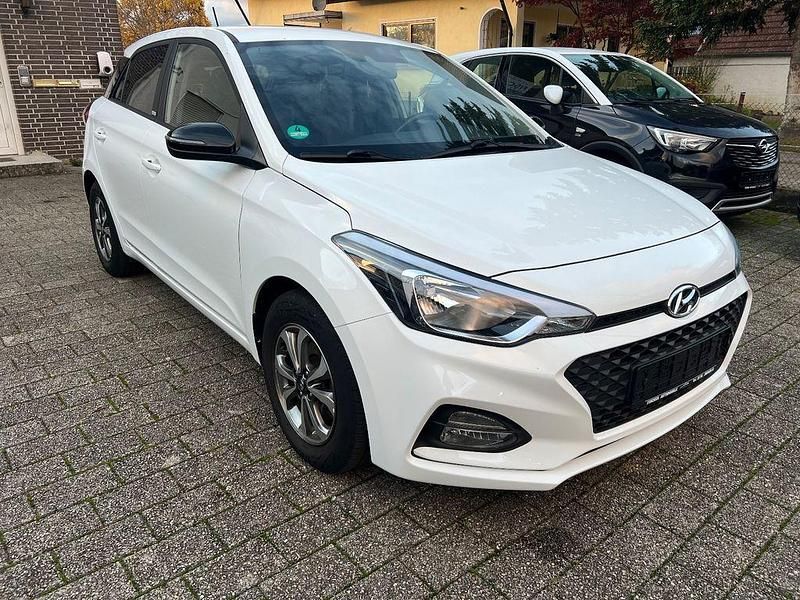 Gebraucht Hyundai i20 Advantage 101 PS (74 kW) 2020 Weiß Limousine