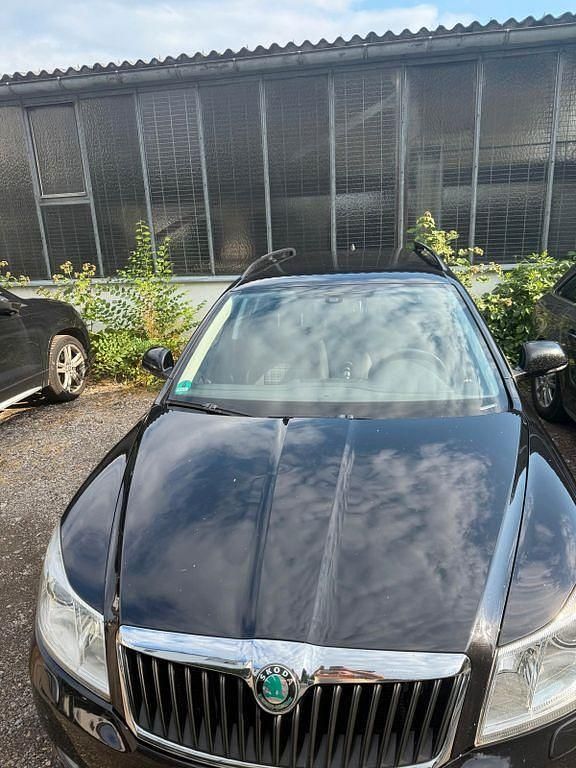 Schwarz Gebraucht 2012 Skoda Octavia Family Kombi | 6.200 € (Fairer Preis) - Bild 1/4
