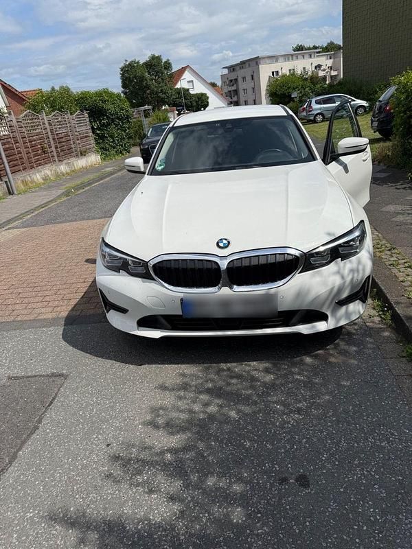 Weiß Gebraucht 2019 BMW 330e Advantage Limousine | 22.999 € (Guter Preis) - Bild 1/4