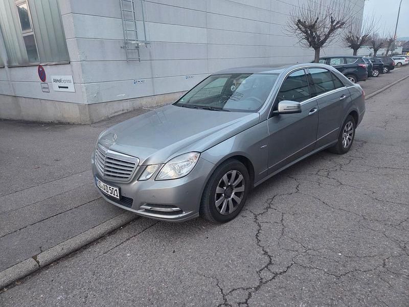Grau Gebraucht 2012 Mercedes 300 Limousine | 9.500 € - Bild 1/4