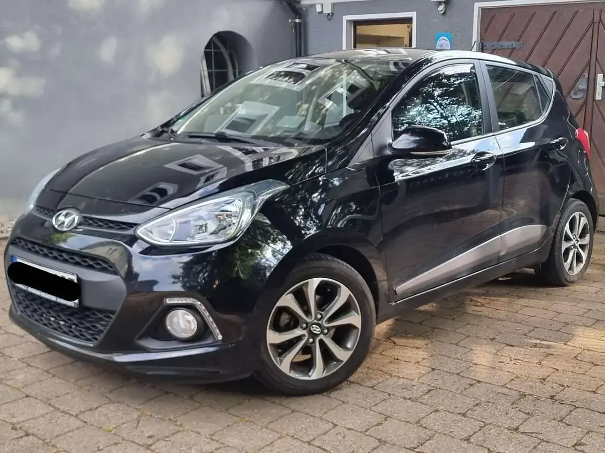 Gebraucht Hyundai i10 Edition 86 PS (63 kW) 2015 Schwarz Kleinwagen