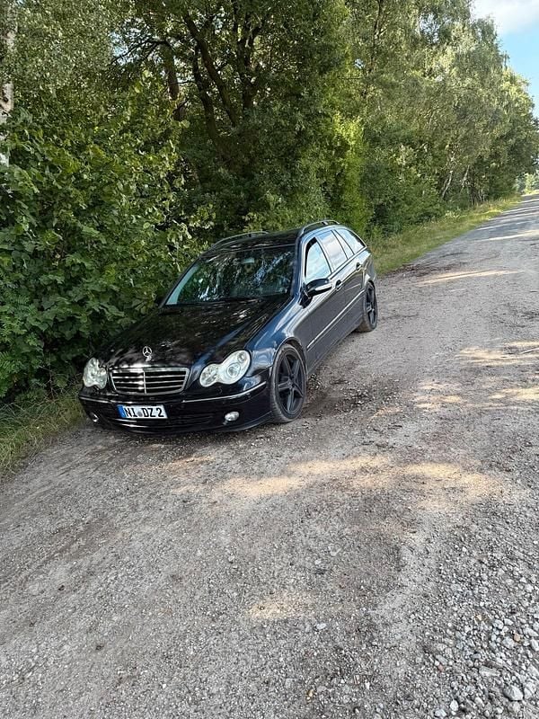 Schwarz Gebraucht 2004 Mercedes C220 Avantgarde Kombi | 2.600 € (Etwas zu teuer) - Bild 1/4