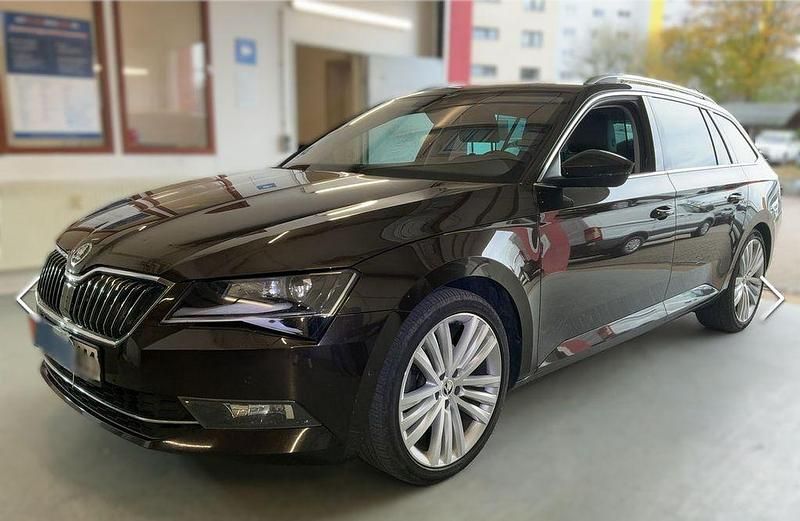 Braun Gebraucht 2016 Skoda Superb Style Kombi | 18.990 € - Bild 1/2