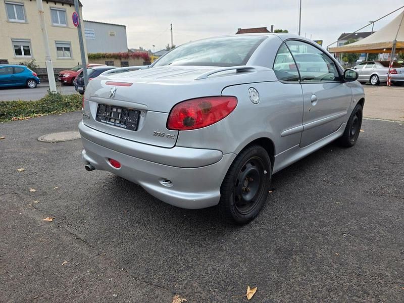Silber Gebraucht 2004 Peugeot 206 CC Tendance Cabrio | 2.899 € (Teuer) - Bild 1/4