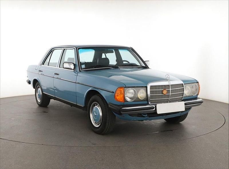 Blau Gebraucht 1982 Mercedes E230 Limousine | 9.900 € - Bild 1/4