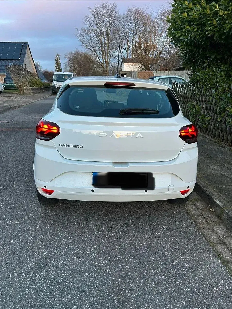 Gebraucht Dacia Sandero Essentiel 67 PS (49 kW) 2024 Weiß Limousine