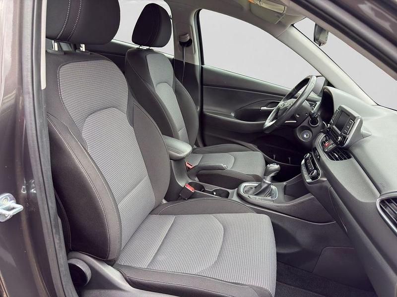 Gebraucht Hyundai i30 Select 101 PS (74 kW) 2017 Grau Limousine