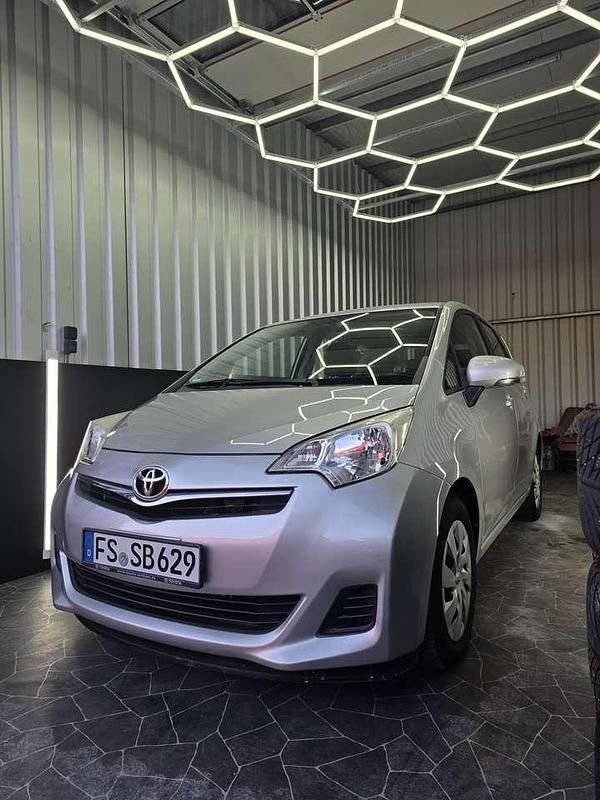 Gebraucht Toyota Verso-S Club 90 PS (66 kW) 2012 Silber Van / Kleinbus