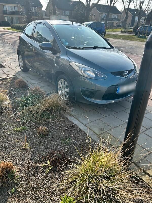 Grau Gebraucht 2009 Mazda 2 Limousine | 1.350 € (Fairer Preis) - Bild 1/4