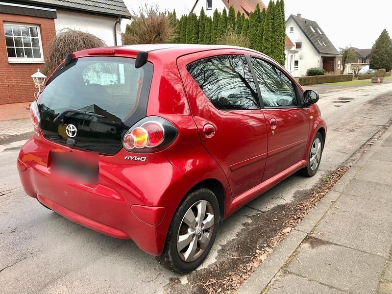 Gebraucht Toyota Aygo 68 PS (50 kW) 2010 Rot Kleinwagen